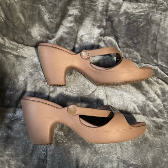 CROCS Brown Women's Heeled Sandals - Picture 5 of 6